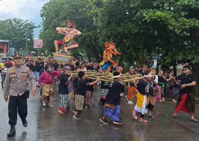 Menyambut Hari Raya Nyepi Tahun Baru Saka 1945 tahun 2023, umat Hindu di Kalimantan Barat (Kalbar) mengarak ogoh-ogoh, Selasa (21/3) yang mendapat pengawalan langsung polisi yang dipimpin Kapolsek Sui Raya AKP Hasiholan Saragih. Foto: tmB