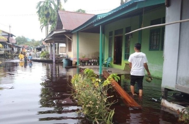 Puluhan rumah warga di Kota Sanggau dilanda banjir dan longsor akibat curah hujan yang terjadi hampir di seluruh wilayah sejak Jumat (3/3) malam.