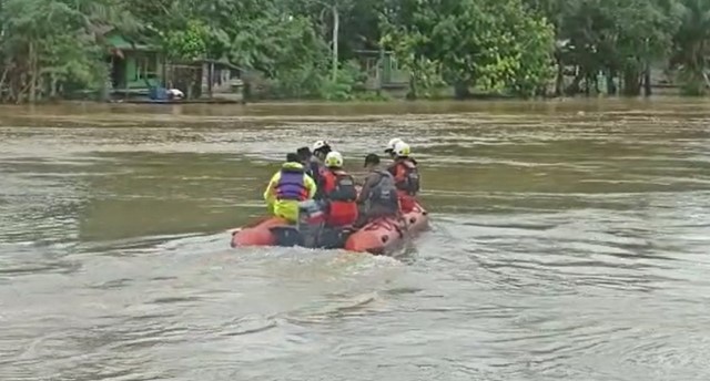 Setelah melakukan pencarian selama tujuh hari, akhirnya Tim SAR gabugan menghentikan pencarian terhadap Adelia yang tenggelam bersama rombongan pengantin di Sungai Momong Desa Danti, Senin (6/3)