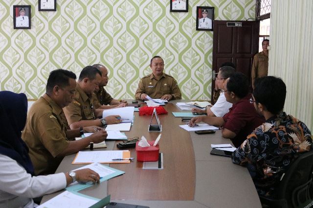 Sekretaris Daerah Pemkab Ketapang, Alexander Wilyo memimpin rapat pembangunan taman dan tugu juang di Kecamatan Tumbang Titi, Selasa (28/3).