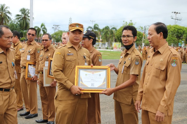 Sekda Ketapang, Alexander Wilyo, menyerahkan piagam penghargaan kepada OPD yang berinovasi sehingga membawa Ketapang berada di peringkat 162 kabupaten inovasi se Indonesia, Senin (20/3). Foto: naufal