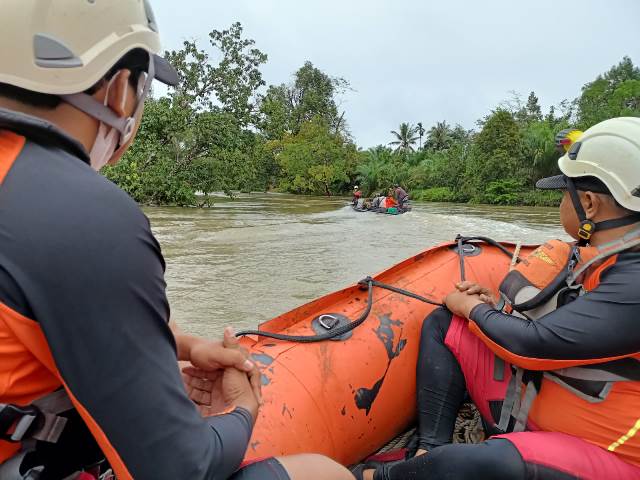 Tim SAR gabungan sedang melakukan pencarian terhadap tiga orang penumpang perahu yang ikut rombongan pengantin tenggelam karena menabrak kayu pada Minggu (26/2) di Sungai Momong Desa Danti Kecamatan Sanggau Ledo Kabupaten Bengkayang