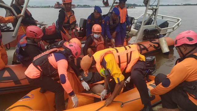 Tim SAR menemukan Tahsin seorang pemancing yang tewas tenggelam dibawah tongkang lantaran tersedot arus deras Sungai Kapuas. Korban ditemukan pada Rabu (1/3) yang kemudian dievakuasi untuk diserahkan ke pihak keluarga