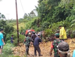 TNI – Polri dan Warga Bersihkan Longsor Akses Bengkayang – Singkawang