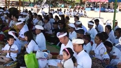 Umat Hindu Kalbar Ritual Melasti di Pantai Samudera