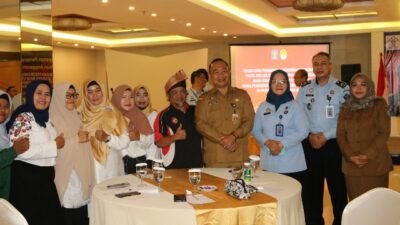 Sekretaris Daerah Kabupaten Ketapang, Alexander Wilyo bersama Kepala Divisi Pelayanan Hukum dan HAM KemenkumHAM Kalbar Harniati dan UMK sat sosialisasi ijin berusaha.