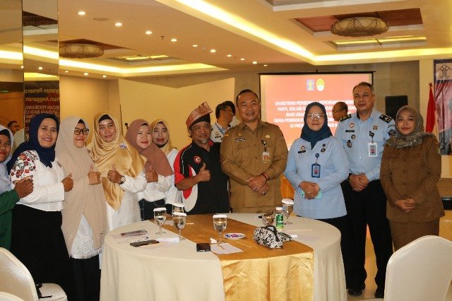 Sekretaris Daerah Kabupaten Ketapang, Alexander Wilyo bersama Kepala Divisi Pelayanan Hukum dan HAM KemenkumHAM Kalbar Harniati dan UMK sat sosialisasi ijin berusaha.