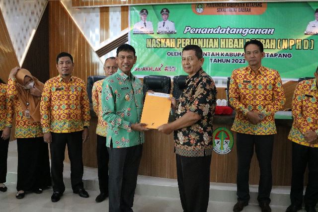 Wakil Bupati Ketapang Farhan menyerahkan NPHD kepada penerima hibah bansos yang sudah ditanda tangani, Kamis (30/3).