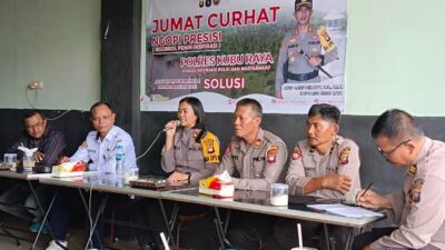 Wakil Kapolres Kubu Raya, Kompol Pricilia Octaviana didampingi Kasat Lantas saat diskusi tentang parkir liiar kendaraan bersama para supir yang tergabung di Organda Kalbar, ALFI/ILFA, Aptrindo dan KTLB, Kamis (9/3).