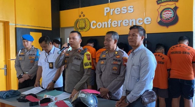 Wakapolres Singkawang Kompol Indra Asrianto saat konfrensi pers terkait kasus pengeroyokan oleh tujuh tersangka terhadap petugas kebersihan pada Rabu (29/3). Para tersangka ini terancam hukuman lima tahun penjara. Foto: tmB