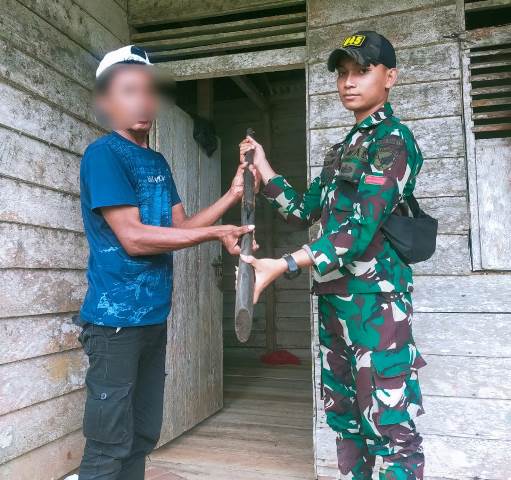 SPM (40) warga Desa Risau, Kecamatan Jagoi Babang dengan sukarela menyerahkan satu pucuk senjata api (senpi) rakitannya kepada personel Satgas Pamtas RI - Malaysia Yonif 645/Gardatama Yudha.