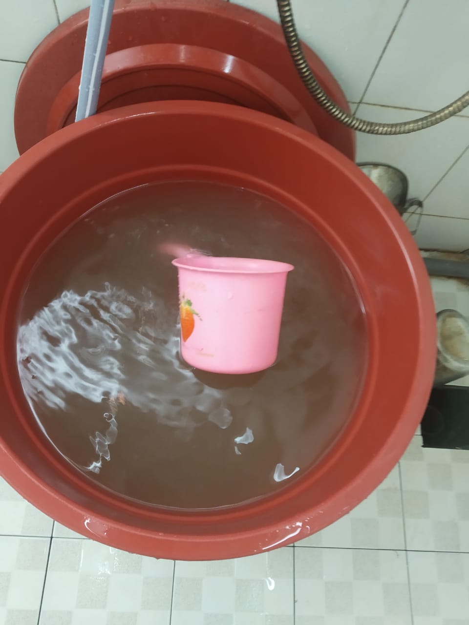 Kondisi air di toilet ruangan VIV RSUD MTh Djaman Sanggau warnanya seperti air kopi susu yang dikeluhkan pasien. Foto: pek