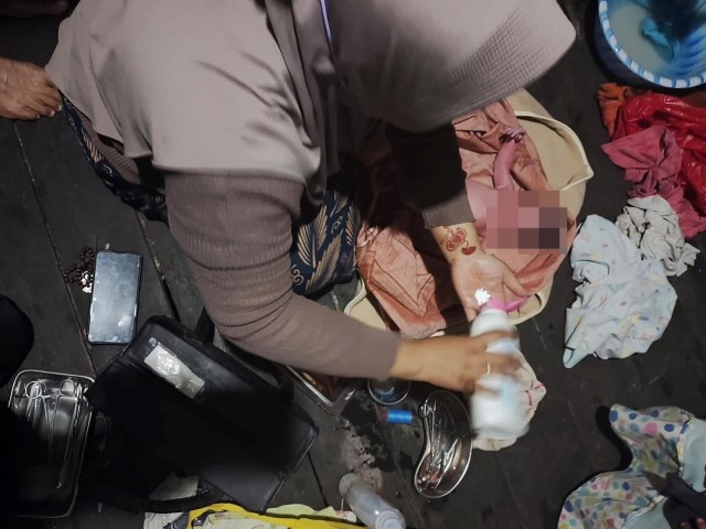 Bayi yang dibuang dalam kantong plastik merah di Sui Ambawang Kabupaten Kubu Raya sedang mendapat perawatan medis. Saat ini polisi berhasil mengungkap kasus ini setelah si pelaku diamankan yang merupakan wnaita muda berusia 20 tahun warga Desa Jawa Tengah