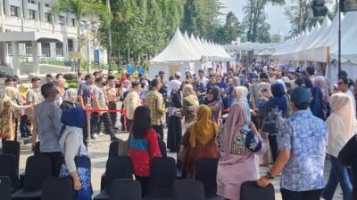 Bazar Ramadan Bank BJB sukses digelar di Gedung Sate, Kota Bandung pada Jumat dan Sabtu, 14-15 April 2023. Warga memadati area halaman Gedung Sate untuk berburu berbagai produk UMKM hingga berbelanja di pasar murah
