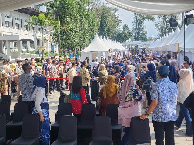 Bazar Ramadan Bank BJB sukses digelar di Gedung Sate, Kota Bandung pada Jumat dan Sabtu, 14-15 April 2023. Warga memadati area halaman Gedung Sate untuk berburu berbagai produk UMKM hingga berbelanja di pasar murah
