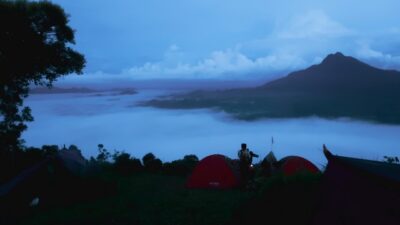 Bukit Sepancong Sepadang adalah salah satu destinasi wisata yang menarik di Bengkayang, Kalimantan Barat. Bukit ini menawarkan pemandangan indah dari hamparan rerumputan hijau yang berhadapan dengan Gunung Bawang.