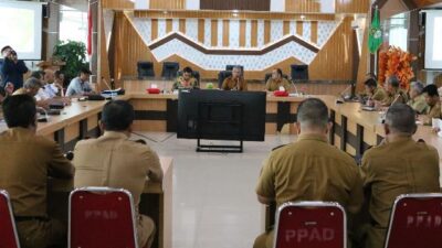 Bupati Ketapang Martin Rantan memimpin rapat konsolidasi pangan berkelanjutan yang ditawarkan oleh Perumda Pangan Mandiri, Senin (3/4). Foto: naufal