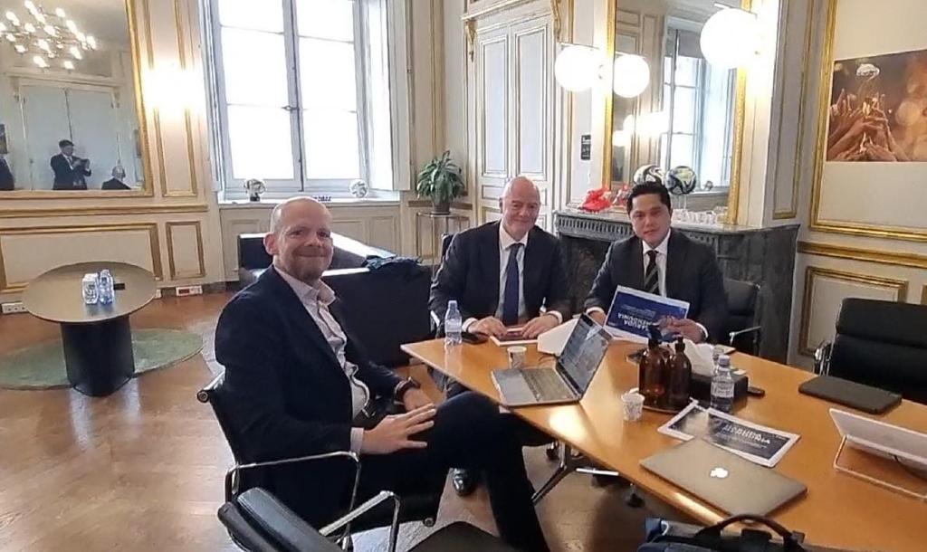 Ketua Umum PSSI Erick Thohir bertemu dengan Presiden FIFA, Gianni Infantino di Paris Prancis pada Kamis (6/4) yang menjatuhkan sanksi kartu kuning kepada Indonesia setelah batal menggelar Piala Dunia U-20. Foto: ist