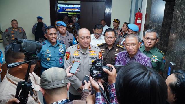 Kapolda Kalbar Irjen Pol Pipit Rismanto bersama Gubernur Kalbar Sutarmidji serta Komandan Lanud, Komandan Lantamal serta Kejati Kalbar konfrensi pers persiapan Operasi Ketupat di Kalbar, Kamis (13/4). Foto: tmB