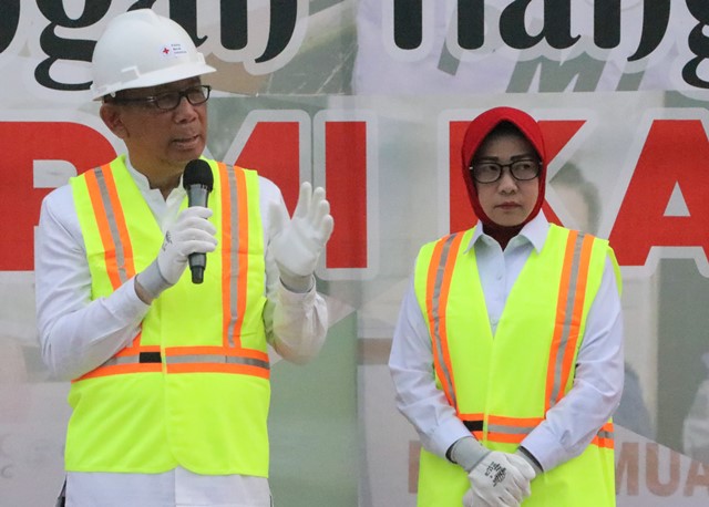 Gubernur Kalbar Sutarmidji dan Ketua PMI Kalbar Lismaryani Sutarmidji saat peletakan batu pertama pembangunan gedung Mabes PMI Kalbar di Jalan Sutoyo pada Kamis (6/4)