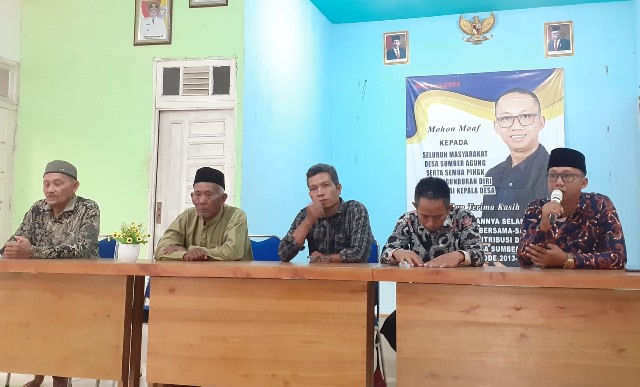 Arifin Noor Aziz saat menyampaikan laporan akhir masa jabatan dan sekaligus menyampaikan pengunduran diri sebagai Kades Sumber Agung terhitung tanggal 20 Maret 2023. Foto: ist/tmB