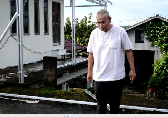 Angin puting beliung yang terjadi di Sambas juga menerjang rumah Kepala Dinas Tenaga Kerja dan Transmigrasi (Kadisnakertrans) Sambas Zainal Abidin pada Senin (3/4) sore. Foto: ndra