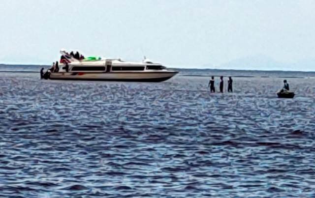 Kapal Ekspres Bintang Rizki 99 kandas di muara laut muara Ketapang pada Senin (17/4). Kapal tujuan Ketapang - Pontianak itu membawa 6 Anak Buah Kapal dan 65 orang penumpang dan 15 diantaranya anak-anak.