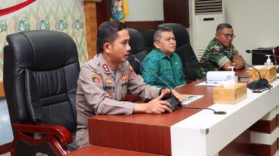 Kapolres Kubu Raya AKBP Arief Hidayat, Sekda Kubu Raya Yusran Anizam serta perwakilan Kodim 1207/ BS rakor lintas sektoral persiapan menjelang Idulfitri yang mensiagakan 300 personel di posko terpadu