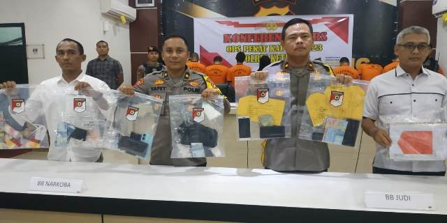 Wakapolres Ketapang Kompol Eko Mardianto membeberkan hasil Operasi Pekat Kapuas selama dua minggu yang mengamankan 348 tersangka dari 279 kasus