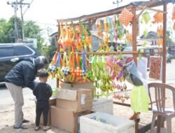 Meraup Cuan dari Ketupat Hias Jelang Idulfitri