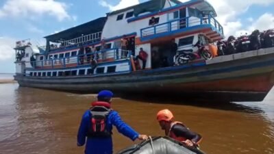 KM Arif Jaya kandas gegara menabrak tebing pasir di Muara Kubu, Selasa (25/4).