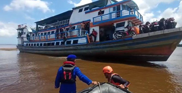 KM Arif Jaya kandas gegara menabrak tebing pasir di Muara Kubu, Selasa (25/4).