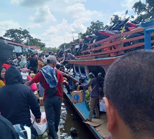 KM Selamat Pagi gagal berangkat mengangkut 123 orang pemudik lantaran kapl mengalami kebocoran ketika hendak berangkat dari Dermaga Pelabuhan Rasau Jaya Kabupaten Kubu Raya, Rabu (19/4). Foto: tmB