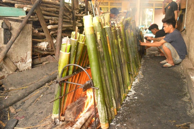 Nasi lemang yang dibuat dengan menggunakan bambu dengan cara di bekar ini tidak hanya digemari pada saat buka puasa ramadan namun juga sebagai menu pelengkap Idulfitri