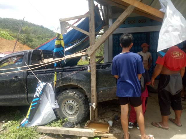 Mobil Hilux melaju dari Kota Bengkayang menuju arah Pontianak tiba-tiba menabrak sebuah bengkel motor milik salah satu warga di Dusun Semuhun, Desa Dharma Bakti, Kecamatan Teriak, Selasa, (4/4)