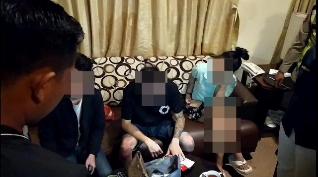 Tiga orang muda-mudi terjaring Operasi Pekat di sebuah hotel di Sungai Raya pada Minggu (2/4). Ketiganya diduga juga sedang pesta narkoba. Foto: ist