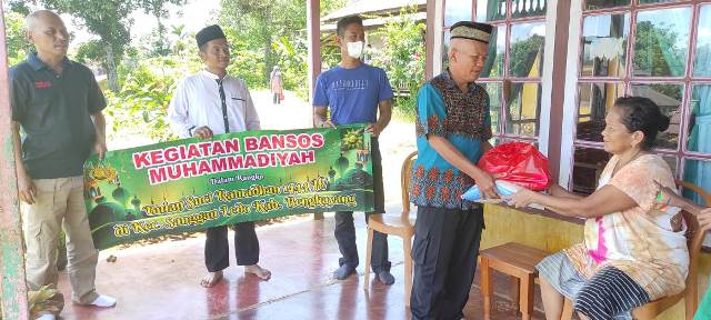 Di bulan suci ramadan, Pengurus Mummadiyah Bengkayang membagikan paket sembako untuk warga di Kecamatan Sanggau Ledo pada Kamis (6/4). Diantaranya berupa beras, minyak goreng, telur, sarden, gula dan susu kaleng.