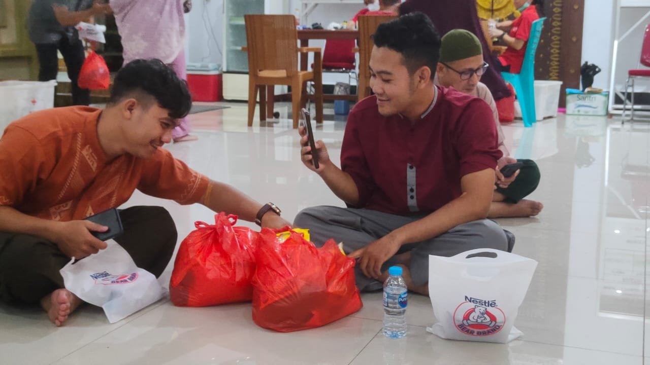 Setiap pendonor darah diberikan buah tangan berupa paket sembako yang digelar Unit Donor Darah (UDD) PMI Cabang Sanggau.