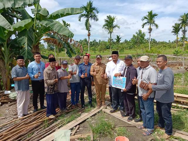 Wakil Bupati Kubu Raya Sujiwo dan Bank Kalbar memberikan sumbangan untuk pembangunan pendopo Pemakaman Raudhatul Jannah yang dikelola Yayasan Darunnajah Raya Sungai Raya Dalam, Senin (3/4). Foto; Robby