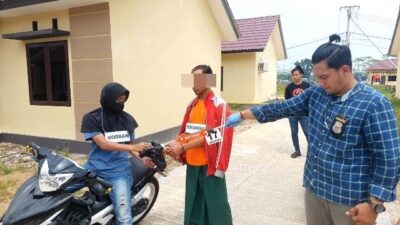 Pelaku pembunuhan di Sungai Asam terhadap seorang ibu muda memperagakan aksinya melakukan pembunuhan saat rekonstruksi sebanyak 46 adegan, Jumat (14/4)