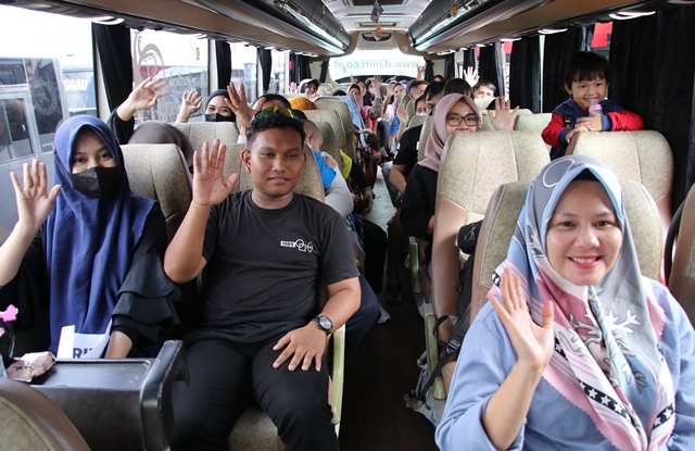 Sebanyak 30 bus mengangkut 1000 Orang pemudik yang telah mendaftar program Mudik Gratis Presisi Khatulistiwa di Kalbar yang dilepas keberangkatannya oleh Gubernur Kalbar, Kapolda Kalbar dan Pangdam XII/ Tpr, Rabu (19/4)