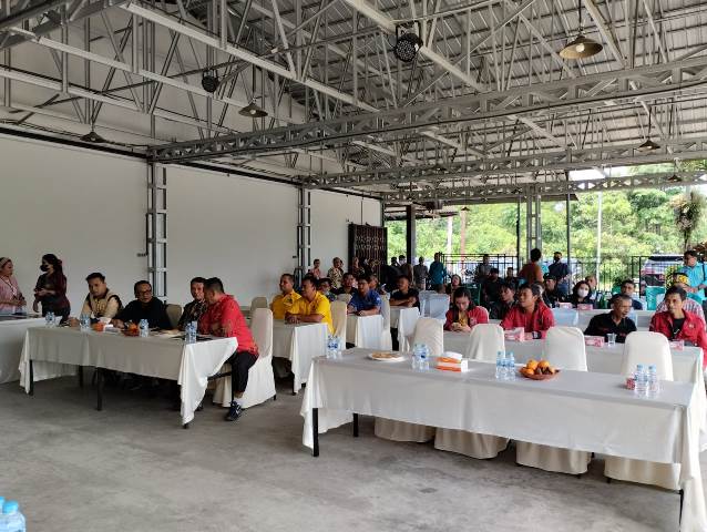 Para pengurus parpol peserta Pemilu mengikuti sosialisasi terkait penataan dapil, alokasi kursi di Bengkayang dan rekening parpol yang diselenggarakan KPU, Jumat (14/4).
