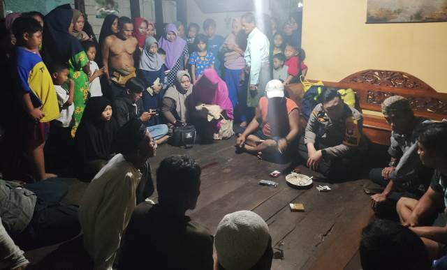 Hingga sampai saat ini kasus pembuangan bayi yang ditemukan dalam kantong plastik merah di Jalan Trans Kalimantan Desa Jawa Tengah Kecamatan Sui Ambawang pada Minggu (9/4) malam masih misteri. Namun polisi bekerja keras menyelidiki pelaku dan motif pembuangan bayi yang diketahui berjenis kelamin perempuan itu. Foto: ist/ Polres Kubu Raya/ tmB