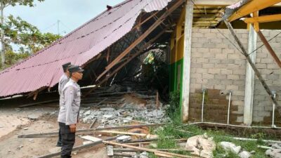 Personel kepolisian yang tiba di lokasi Pondok Pesantren Madrasatul Quran yang roboh diterjang puting beliung, Senin (3/4) siang sehingga mengakibatkan delapan satri terluka. Foto: tmB