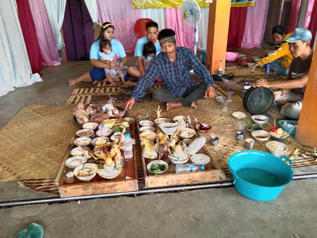 Ritual baconcok Suku Dayak yang digelar oleh salah satu warga Desa Bani Amas di Bengkayang. Rangkaian dari Baconcok ini yakni makan besar dengan mengundang keluarga yang umat Muslim pada saat buka puasa pada Sabtu (1/4).