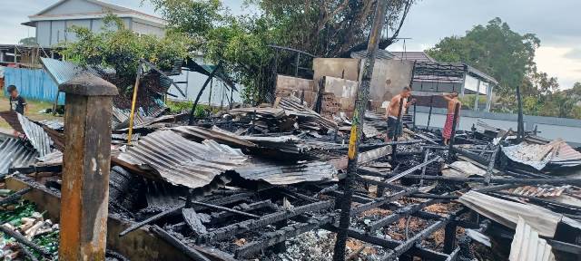 Rumah walet milik seorang warga bernama Iin Solinar yang berlokasi di Gang Bakti Kelurahan Tengah Kecamatan Delta Pawan Ketapang hangus terbakar, Senin (24/4) pagi pukul 05.00 WIB.