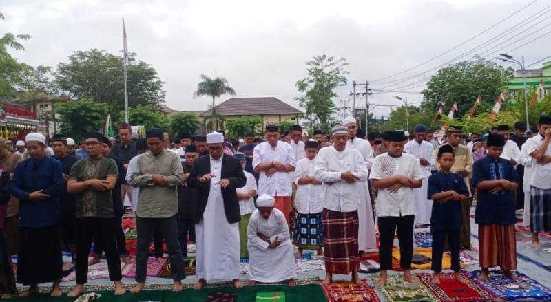 Salat Idulfitri di Halaman Kantor Bupati Sanggau pada Sabtu (22/4).