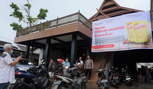 Sinar Mas Agribusiness and Food bersama Asosiasi Media Siber Indonesia (AMSI) Kalimantan Barat (Kalbar) menggelar bazar minyak goreng menyambut Hari Raya Idulfitri 1444 H, Senin (17/4) di Sui Raya Dalam Kabupaten Kubu Raya. Foto: ist/ dian