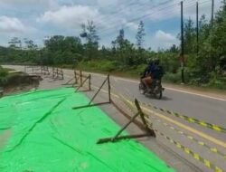 Tebing Jalan Sungai Mawang Longsor