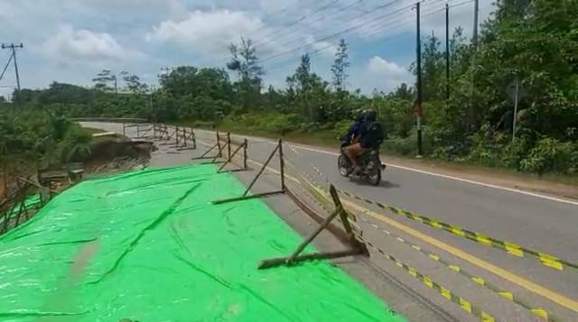 Tebing jalan di Desa Sungai Mawang Kecamatan Kapuas mengalami longsor sepanjang kurang lebih 100 meter dengan lebar kerusakan sekitar 2 meter hingga ke badan jalan.